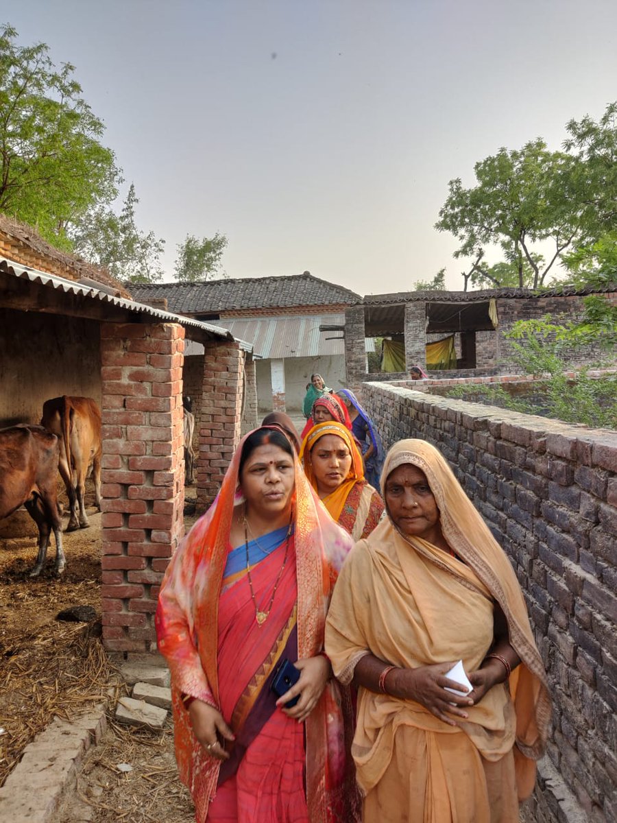 SS_Trilokchandi's tweet photo. ग्रामसभा देवलपुर के बतहुआ गांव में मेरी धर्म पत्नी द्वारा जनसंपर्क किया गया। इस दौरान गांव की महिलाओं से सरकार की कल्याणकारी योजनाओं के बारे बताया गया। गांव के लोगों का पूरा समर्थन आगामी जिला पंचायत चुनाव हेतु प्राप्त हो रहा है।
@swatantrabjp @kpmaurya1 @JPNadda https://t.co/Sme5rhxf1C