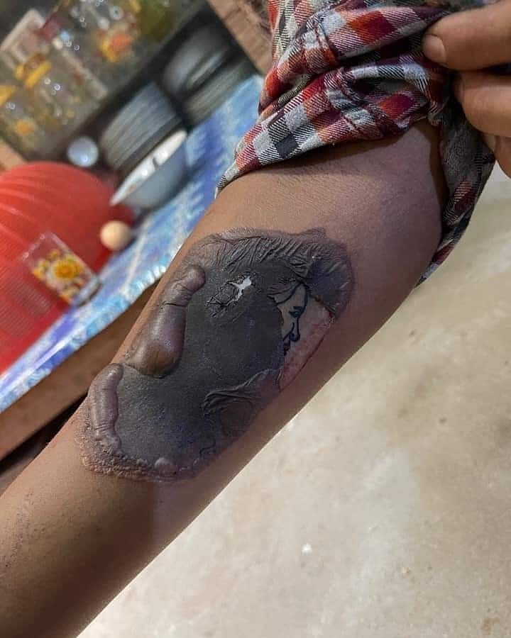 haymarn_tun's tweet photo. The civilian's hand was burnt by the Myanmar police because he tattooed the image of mother Suu (Daw Aung San Suu Kyi).

#whatshappeninginmyanmar 
#hearthevoiceofmyanmar 
#crimesagainsthumanity https://t.co/xYvIUaFMns