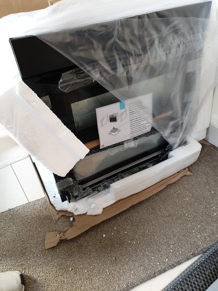 bobbykingstone's tweet photo. @SamsungUK orderd a new oven over a week ago. It was received today and it look like this. I have been told I've got to wait another week for a replacement how is this good enough 😡😡😡😡 https://t.co/oxEZcEOodG