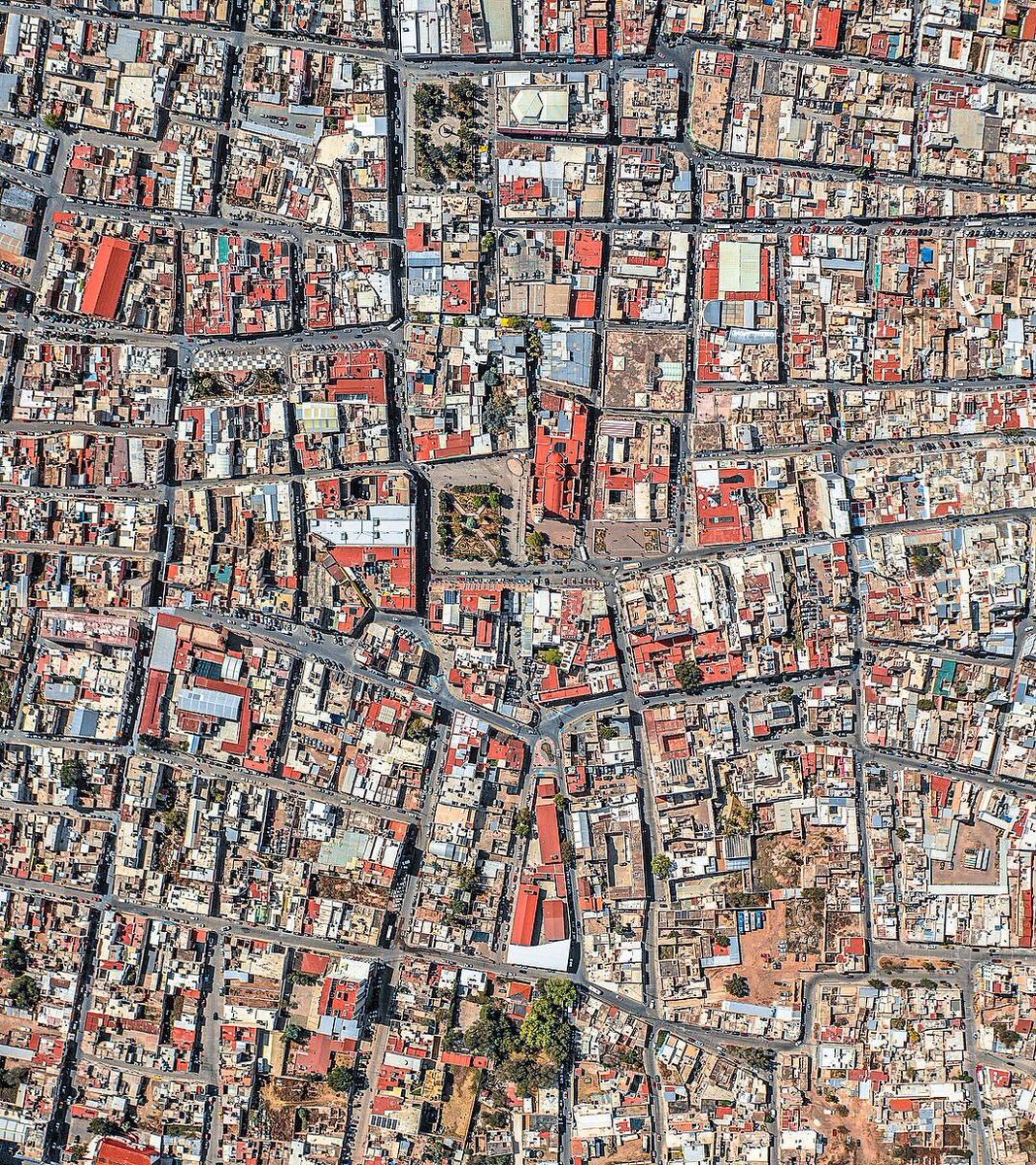 alejandrocsome's tweet image. Operar en ciudades latinas no es sencillo: Crecimiento no planificado, acceso a vivienda, calidad de espacio publico, violencia y recursos limitados.

Esta rehabilitación urbana de @rozanamontiel es mas que una respuesta a eso: Es esperanza.

Abro hilo.
#CronicasArquitectonicas