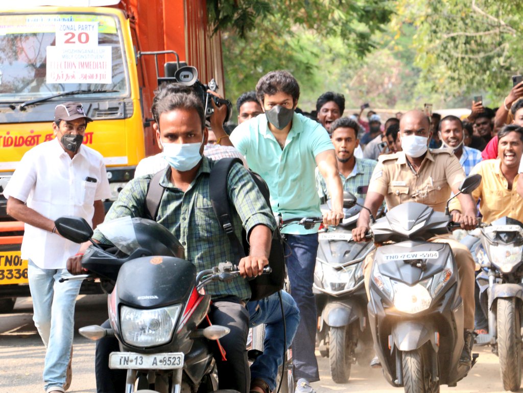 Stillsaravanan's tweet photo. வாக்குச்சாவடி விஜய் வீட்டிற்கு அருகில் உள்ளதால் மற்றும் கார் அங்குள்ள சாலையில் செல்ல முடியாது என்பதால் நடிகர் விஜய் சைக்கிளில் வந்தார்... வேறு எந்த காரணமும் இல்லை..
@actorvijay @RIAZtheboss @Jagadishbliss @Stillsaravanan
#TNAssemblyElection2021poll
#TNElection https://t.co/e6E0j3NaIl