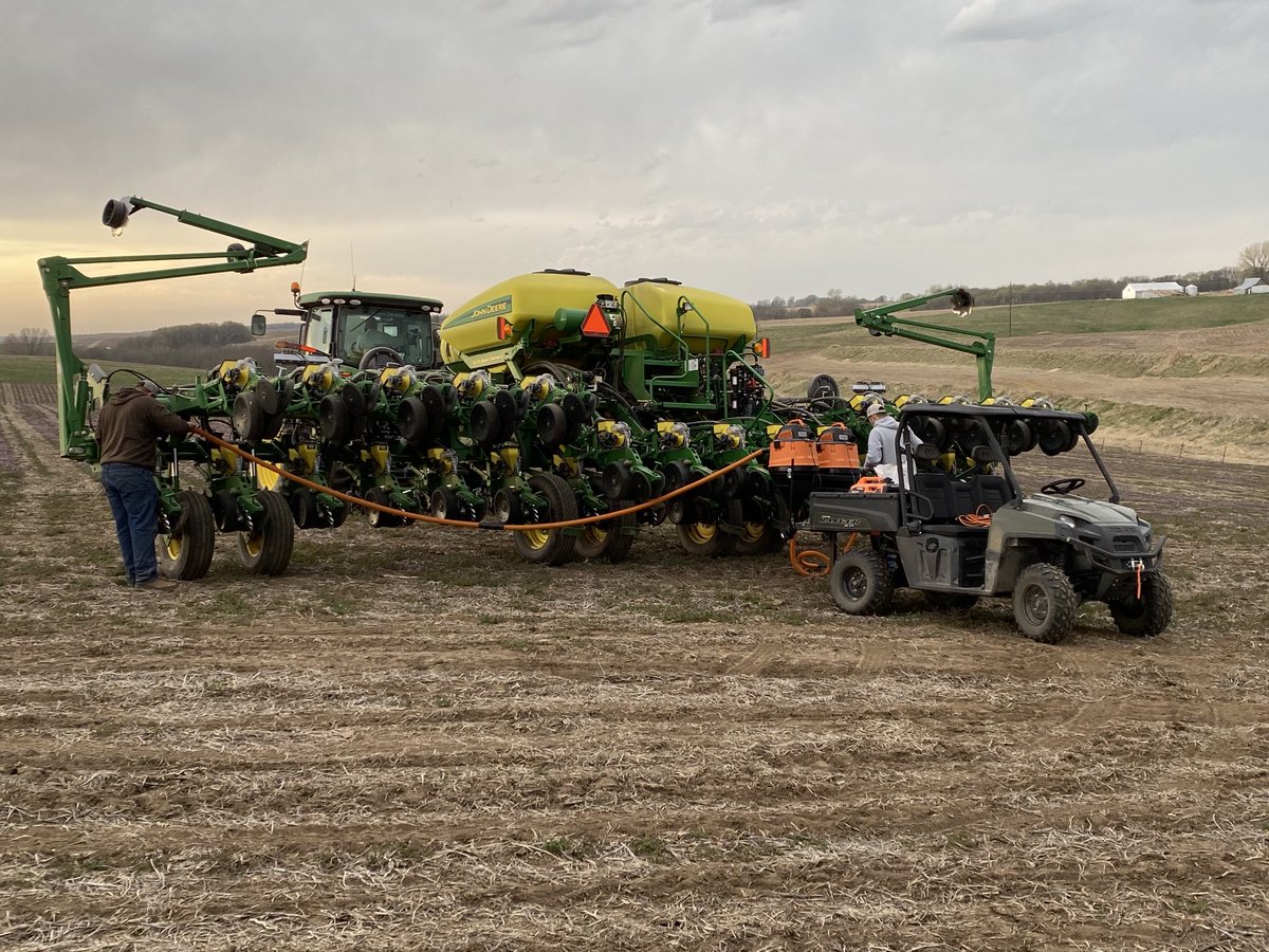 scottsell7's tweet photo. It’s go time! #plant21 ⁦⁦@PioneerSeeds⁩ https://t.co/cmWjrg3S7H