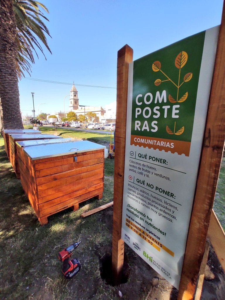Val_Fabian's tweet image. Hoy @AmbienteBB presento en la Plaza de #VillaMitre el programa de #Composteras comunitarias.

Son las primeras que se instalan en la ciudad, es una forma de disminuir los residuos organicos y generar nutrientes.

@MunicipioBahia #LasVillas