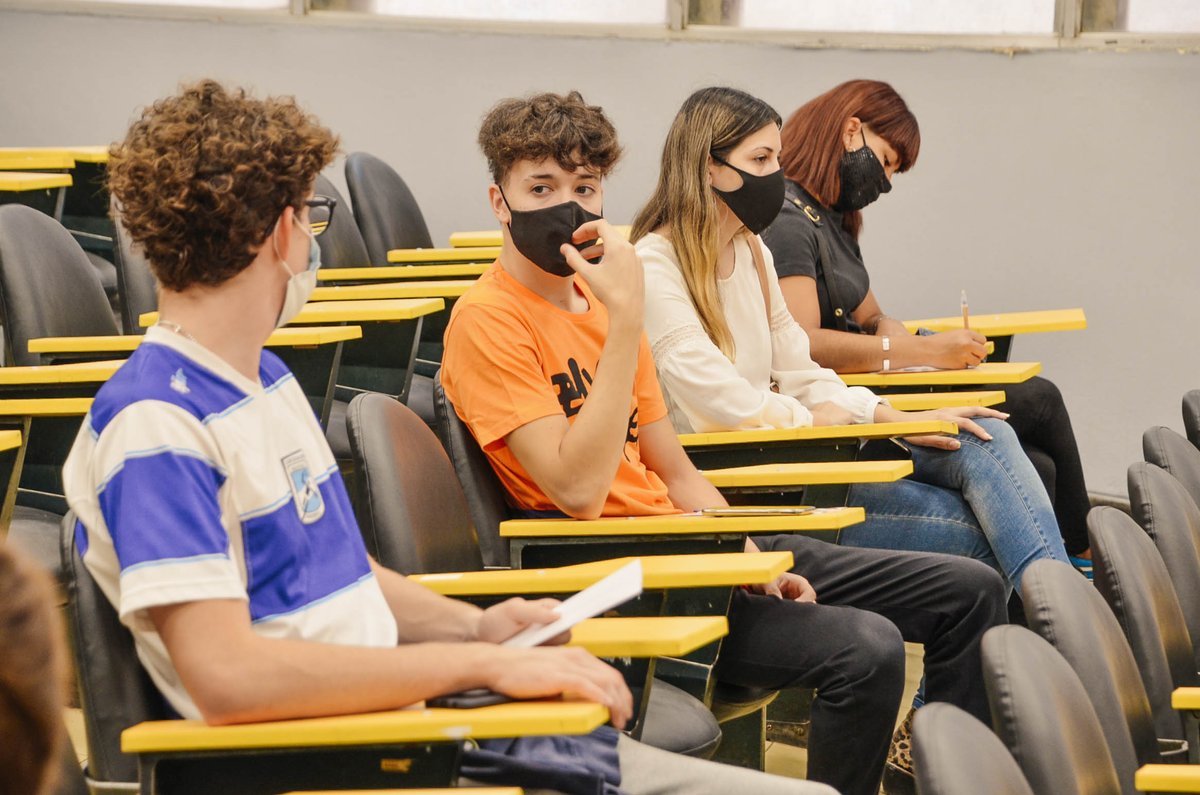 EconomicasUNC's tweet photo. #AbrimosLaFacu🐝
Las #AutoridadesFCE reciben a estudiantes de 1er año para que recorran la Facu, se conozcan y resuelvan dudas sobre el cursado.
La actividad, organizada por el #ProgramaPINES, se divide en turnos y aulas para respetar los protocolos de cuidado.😷
¡Bienvenidos/as! https://t.co/57b5ayyKW6