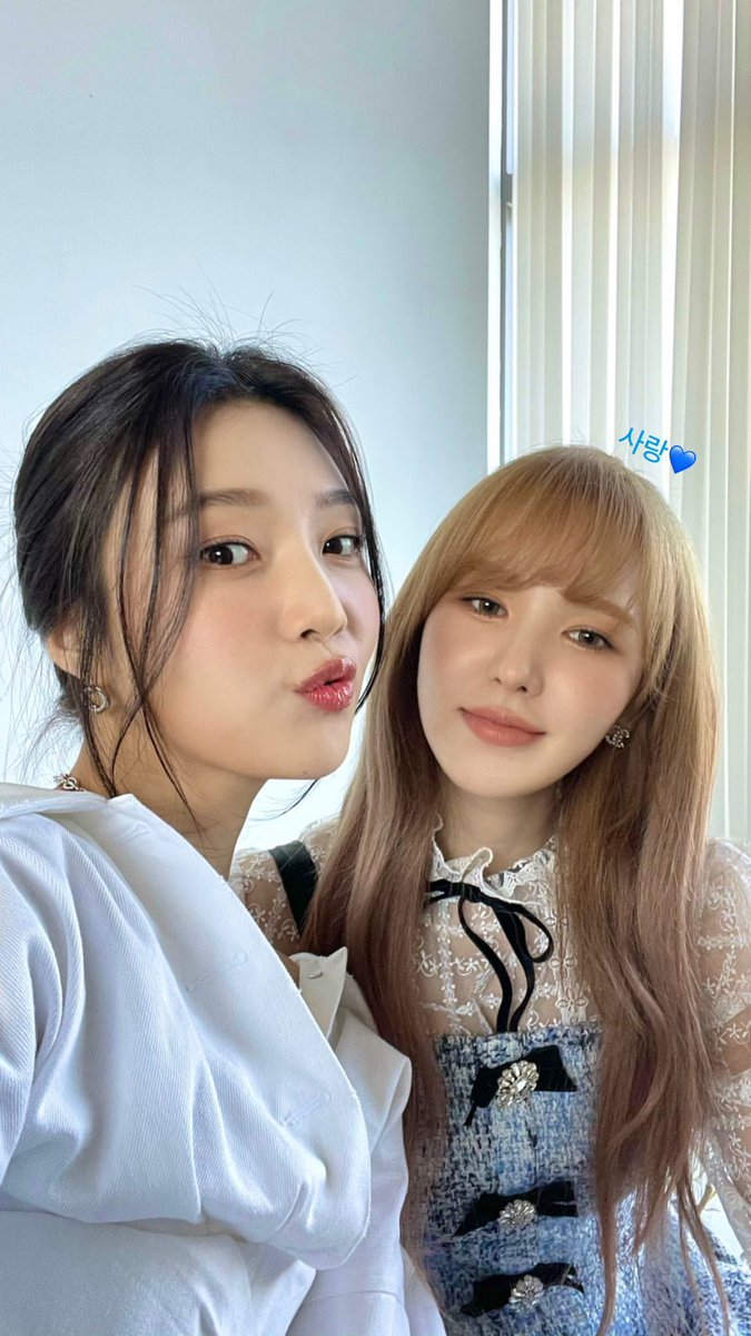 imthejoys's tweet photo. To accompany and be there with her on one of her biggest days was surely an honor for me, as her friend, her teammates, her member, and her sister. Congratulations, unnie! 🥺 May your debut leads you smoothly to your glorious era, just #Like_Water! 💙💚 https://t.co/P5ccVrXLZE