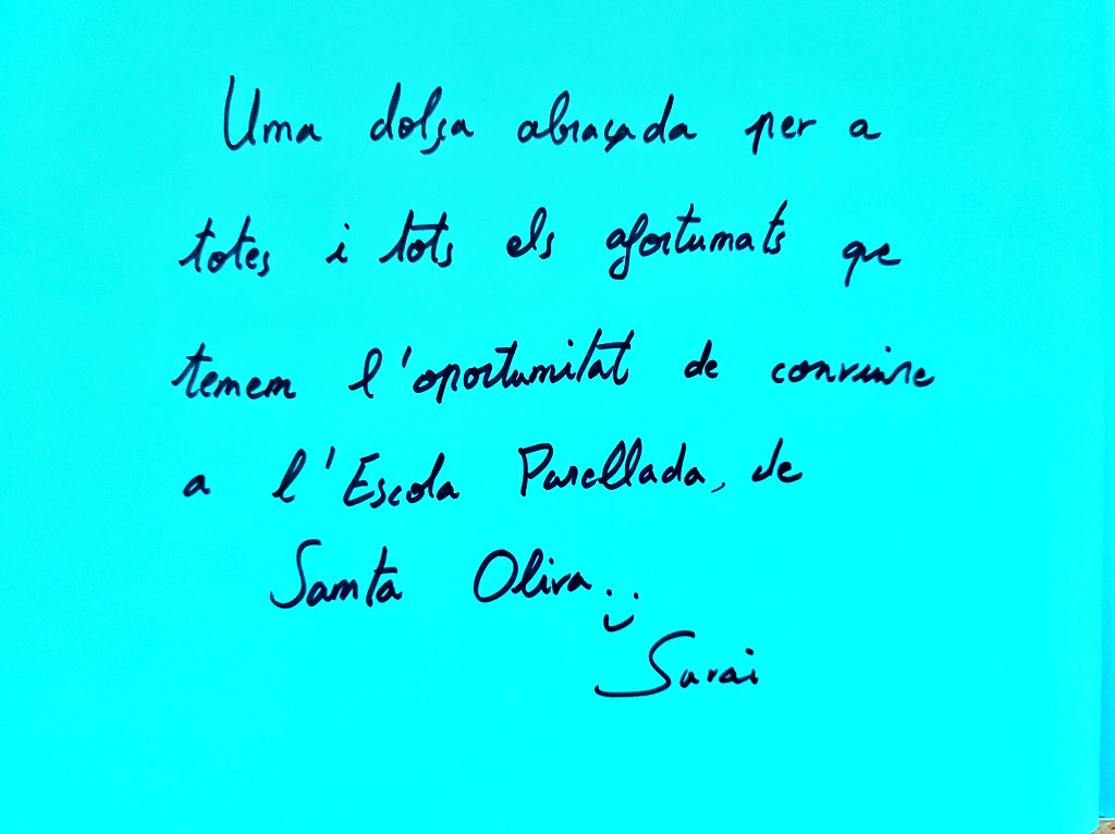 e3005595's tweet photo. La @saray90s és una mestra que va estar a l'escola fa un parell de cursos. Ha escrit  el llibre  "Una dolça abraçada" i l'ha regalat a la biblioteca per a que tota la comunitat educativa el gaudeixi! https://t.co/WSFoEgTHkn