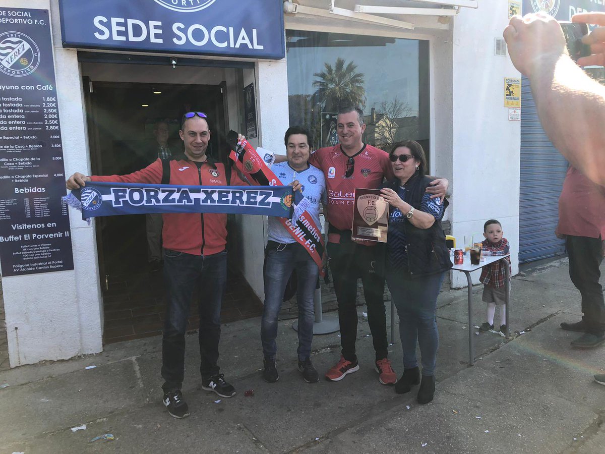 SalermPG's tweet photo. Amigos 🙋♂️ de @XerezDFC
¿Os acordáis? Que buenos ratos y que partidazos!!
Gustazo enorme volver a encontrarnos en estos Playoff
@marearojaspg #Respeto #GrandesAficiones ❤️🖤💙🤍 https://t.co/Cyg8Ep1a76
