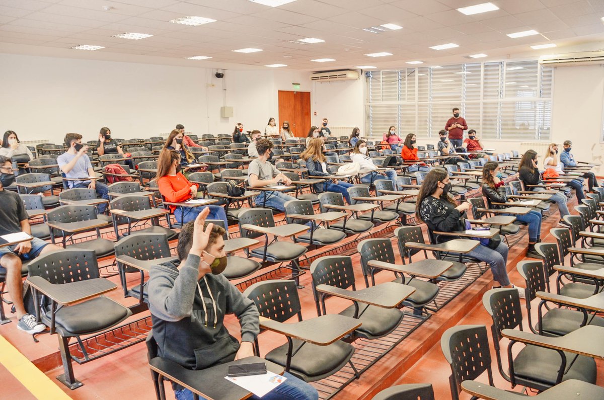 EconomicasUNC's tweet photo. #AbrimosLaFacu🐝
Las #AutoridadesFCE reciben a estudiantes de 1er año para que recorran la Facu, se conozcan y resuelvan dudas sobre el cursado.
La actividad, organizada por el #ProgramaPINES, se divide en turnos y aulas para respetar los protocolos de cuidado.😷
¡Bienvenidos/as! https://t.co/57b5ayyKW6