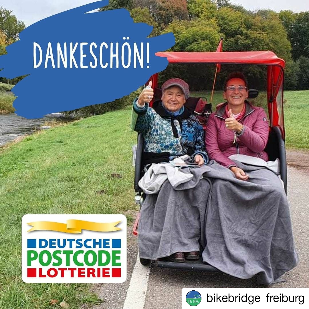 bike_bridge's tweet photo. Danke an unsere Förderpartner*innen 2021! Wir freuen uns riesig, dass Radeln ohne Alter in Freiburg weitergehen kann &amp; hatten auch schon ein paar schöne Rikschafahrten.☀️Heute ein besonderes Dankeschön an die @DPLotterie, die unser Projekt im 2. Jahr fördert!💙💚
#postcodeeffekt https://t.co/2FMhumjINj