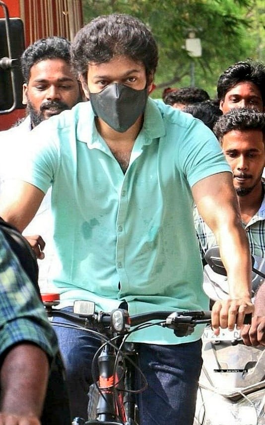 Stillsaravanan's tweet photo. வாக்குச்சாவடி விஜய் வீட்டிற்கு அருகில் உள்ளதால் மற்றும் கார் அங்குள்ள சாலையில் செல்ல முடியாது என்பதால் நடிகர் விஜய் சைக்கிளில் வந்தார்... வேறு எந்த காரணமும் இல்லை..
@actorvijay @RIAZtheboss @Jagadishbliss @Stillsaravanan
#TNAssemblyElection2021poll
#TNElection https://t.co/RkGr86UBlH