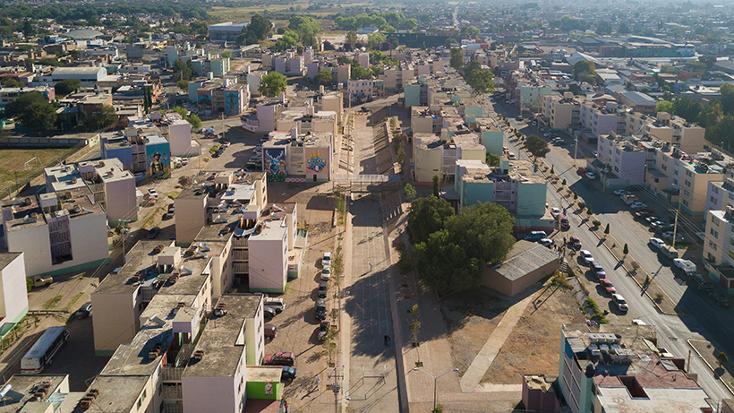 alejandrocsome's tweet image. Operar en ciudades latinas no es sencillo: Crecimiento no planificado, acceso a vivienda, calidad de espacio publico, violencia y recursos limitados.

Esta rehabilitación urbana de @rozanamontiel es mas que una respuesta a eso: Es esperanza.

Abro hilo.
#CronicasArquitectonicas