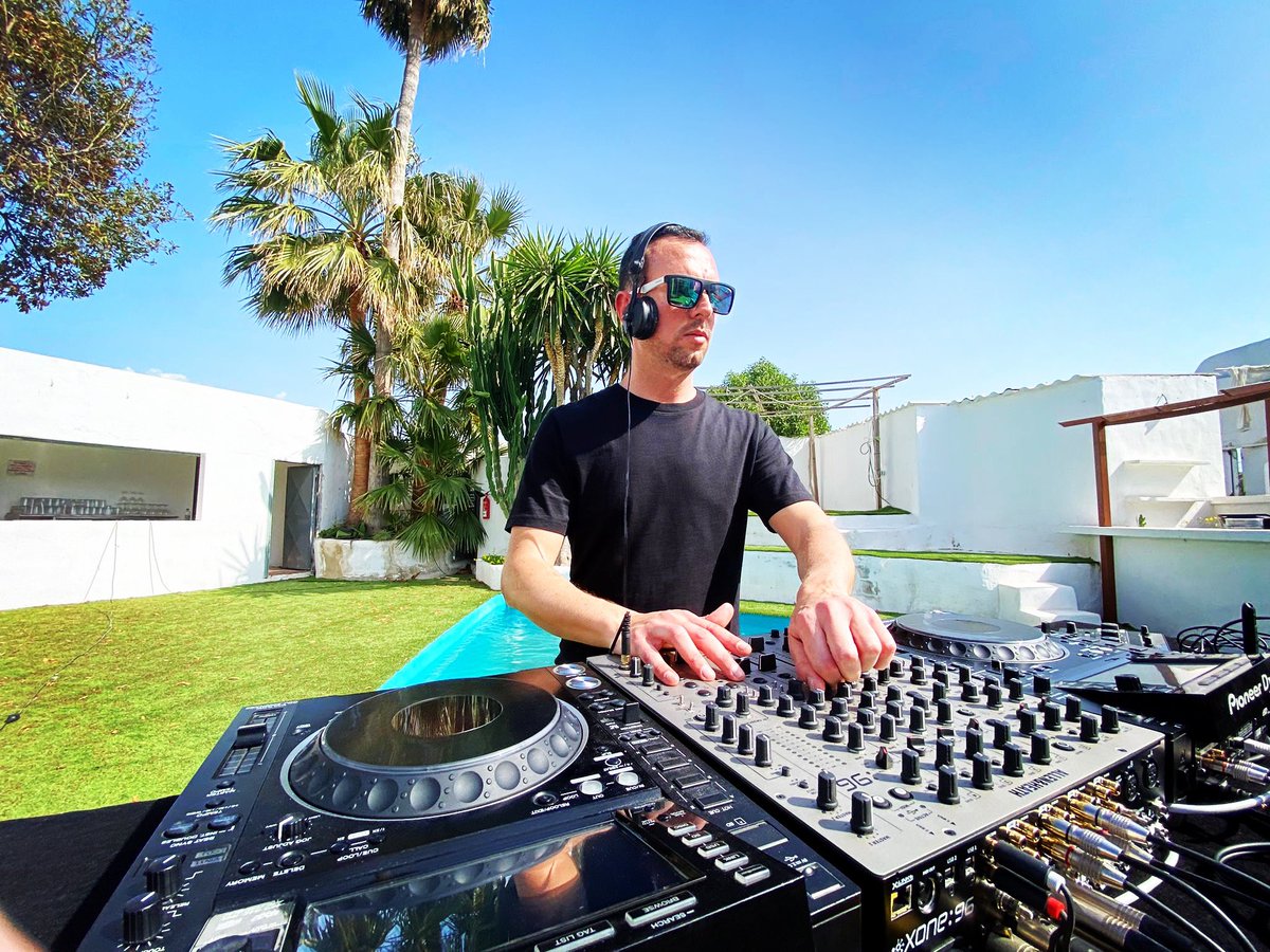 Otro año más sin poder celebrarlo con todos vosotros, pero este sábado a las 19:00h os espero en mi página de facebook con un streaming muy especial.

¡Gracias a todos! ❤️ 

#bday2021 #dannyfernandez