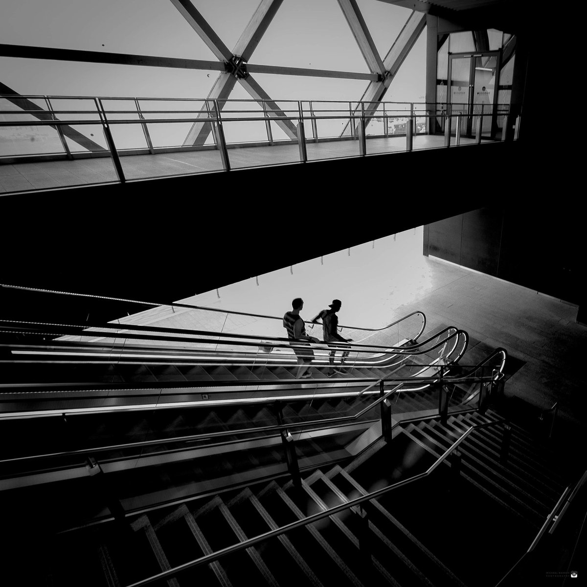 MichaelBannon's tweet photo. The escape
#streetphotography #streetphoto #London shot with @leica_camera m246 on @Sachtler FSB6 https://t.co/D2MdVpLLJI
