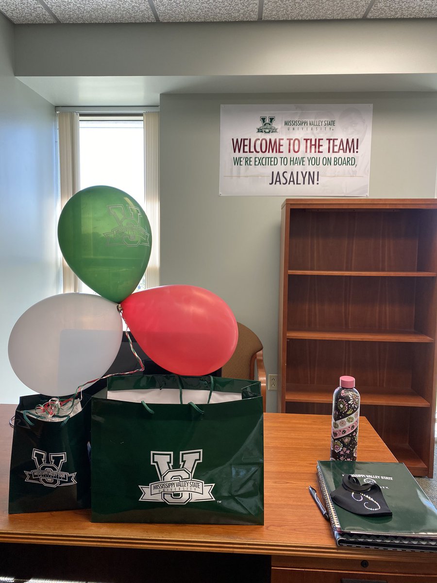 _TheDollOnHeelz's tweet photo. As one chapter ends a NEW one is beginning. My new journey began April 1st at Mississippi Valley State University ❤️💚 Say Hello 👋🏾 to the newest Communication Specialist 🥳
#GodsPlan #GodsFavor #FBSawItFirst #LatePost #ILoveHBCUs #HBCUsMatter https://t.co/TJkvZJMAAk