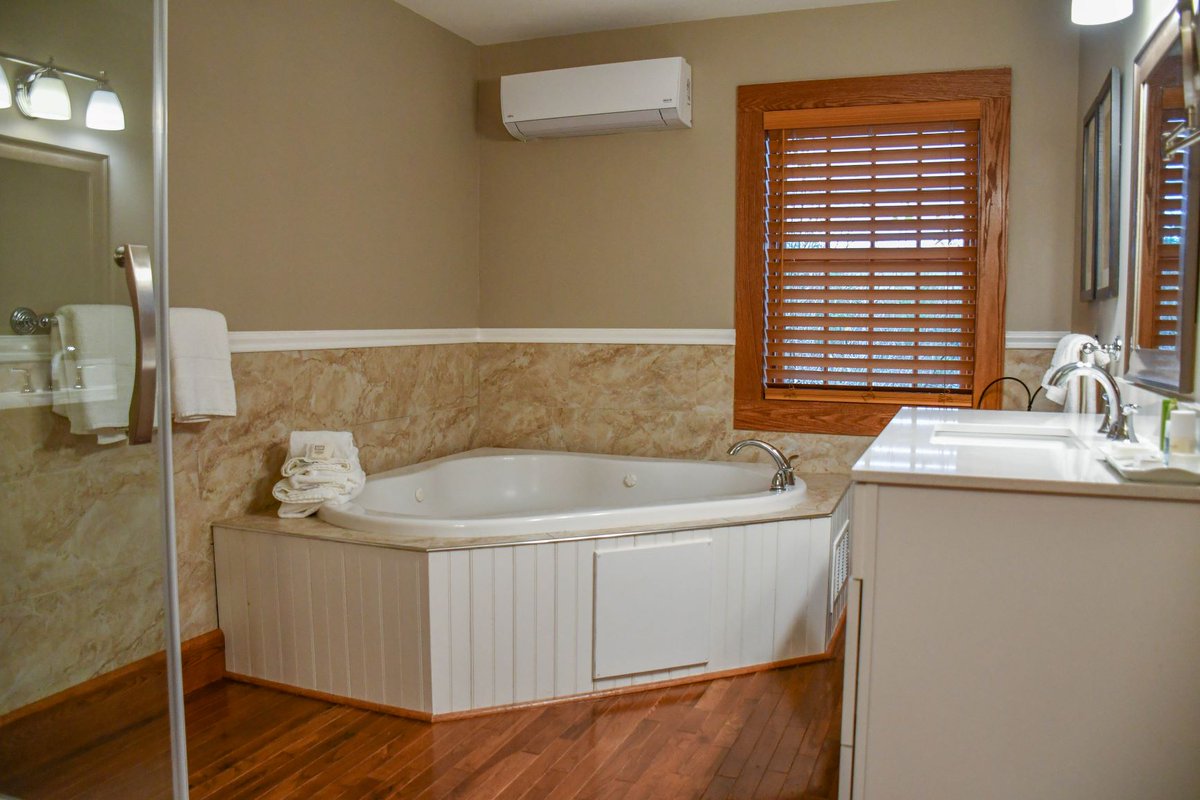 Spacious and airy, Room 212 features fine Arts and Crafts style with oak mission style furniture.
thesettlersinn.com/rooms/room-212

#traveltuesday #getaway #hawleypa #visitpa #travel #settlershospitality #thesettlersinn #stayselect #historichotel #workfromhere #workfromanywhere