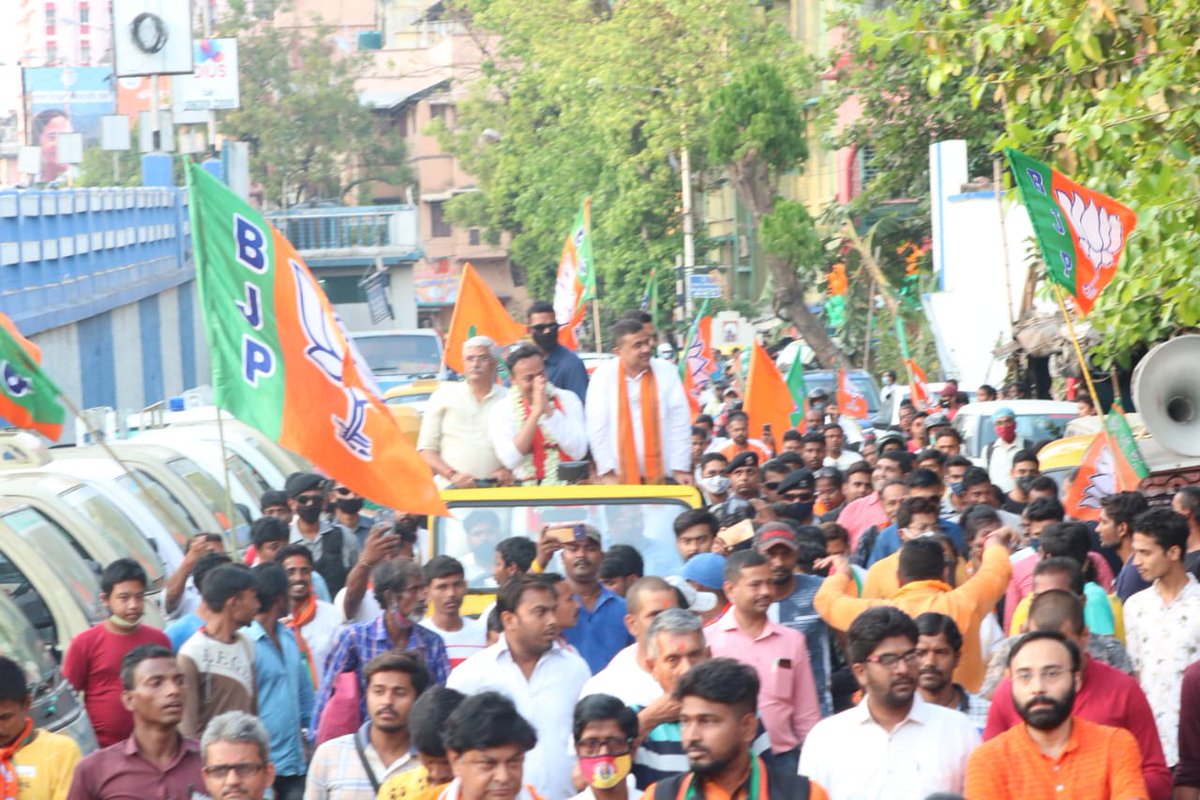 SuvenduWB's tweet photo. #কসবা বিধানসভায় @BJP4Bengal ভারতীয় জনতা পার্টির বিরাট রোড শো-এ  জনসমুদ্র… উপস্থিত ছিলেন কেন্দ্রীয় মন্ত্রী গজেন্দ্র সিং শেখাওয়াত।

In #Kasba AC this afternoon participated in a #MegaRoadShow in support of our candidate @IndranilKhan along with Union Minister Shri @GSSJodhpur. https://t.co/jmbmLqNEuv