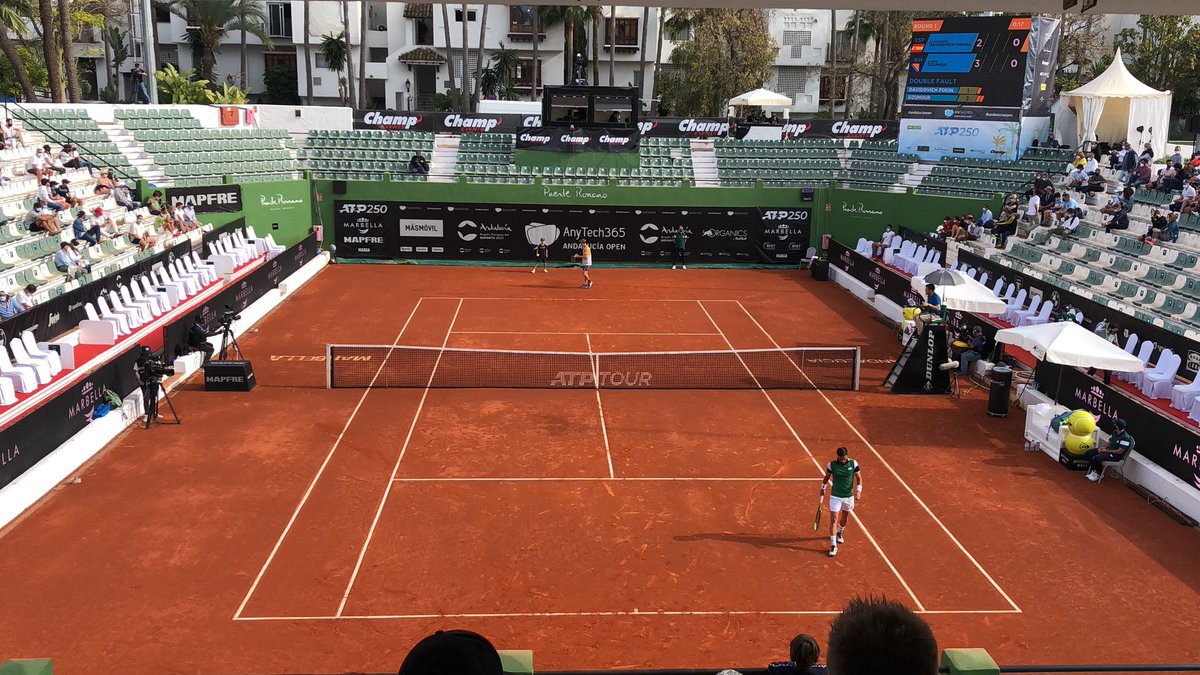 HugoDuranTV's tweet photo. De vuelta en la Manolo Santana con Alejandro Davidovich. El malagueño, más local que ningún otro en este #AndaluciaOpen. https://t.co/vcNfj5RET6