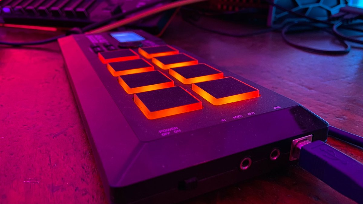 monofunko's tweet photo. Vuelve cada gear una extensión de tu creatividad. 🔥 Hace mucho tiempo quise un Akai Sample player y cuando lo tuve me di cuenta la joya que es. Pronto un video de cada gear 🙏🏻 #Monofunko #ThisIsBuenaShit #Akai #AkaiMPX8 #SamplePlayer https://t.co/oacqUPA69S
