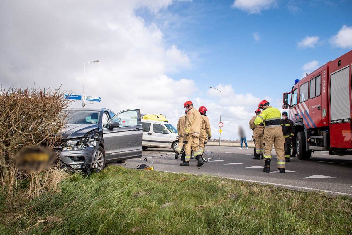 Gewonde bij ongeval tussen twee auto's op N361 - #Groningen -..