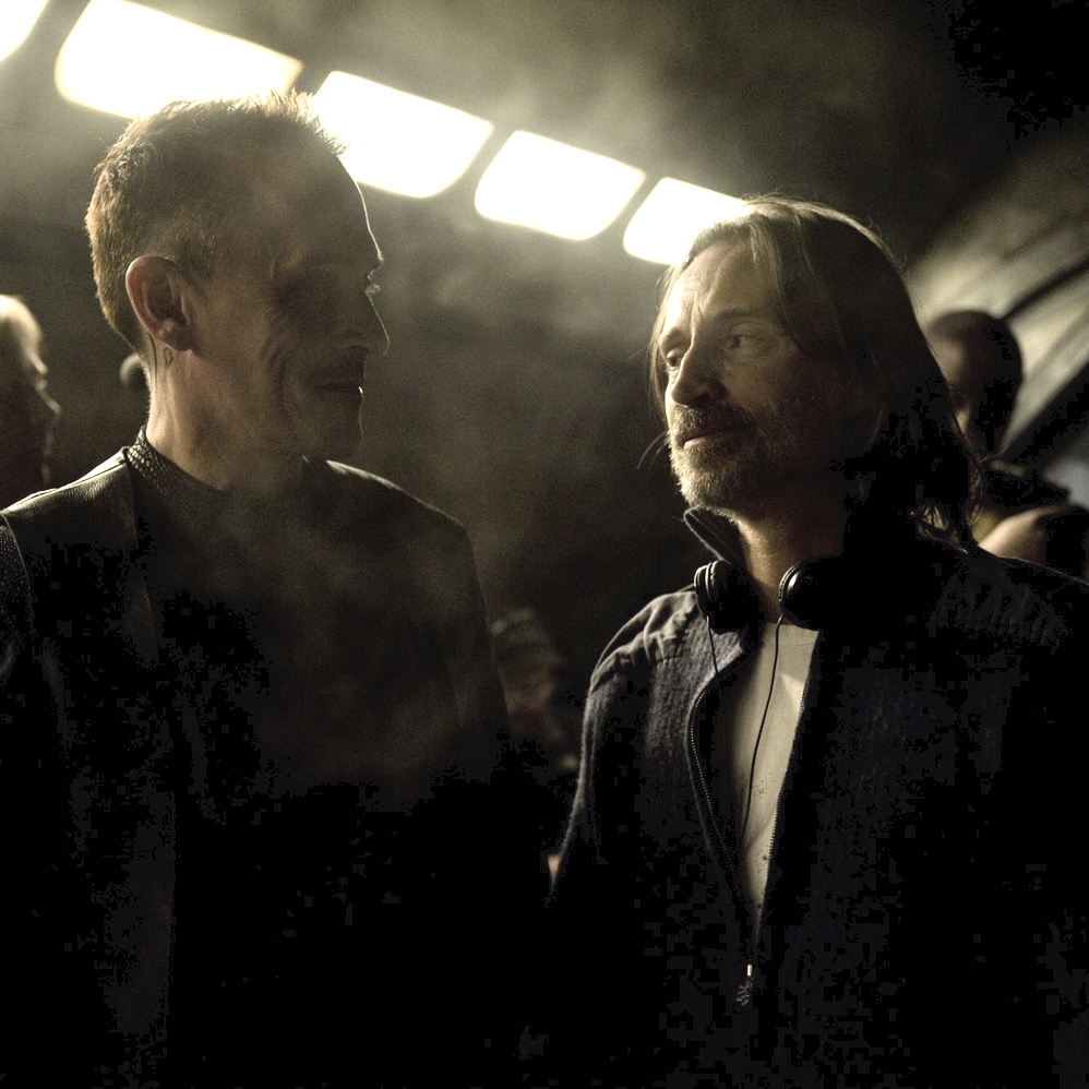 darker_dearie's tweet photo. @robertcarlyle_ directing "Pathogen" #SGU https://t.co/wU49ivYC87