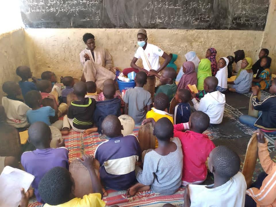 FortpourFutur's tweet photo. Dans le cadre de la lutte conte la COVID 19, les jeunes du projet « Fort pour le futur » offrent un lot de masques et de produits antiseptiques aux écoles coraniques de la Commune de Thiès.
#Fortpourlefutur
#RESOPOPDEV
#santé
#Nutrition
#Adolescent
#Jeune
#Ecole
#Education https://t.co/H9cCfuFoah