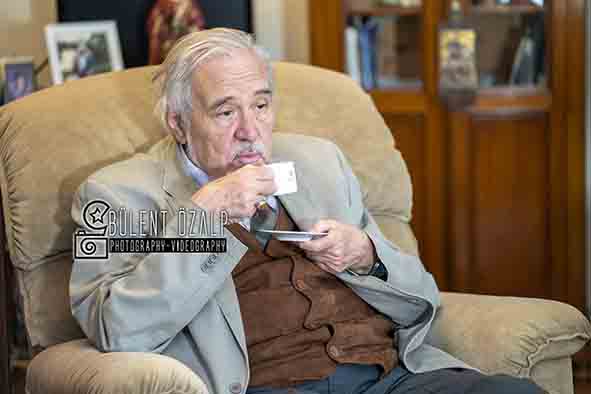 Prof. Dr. İlber ORTAYLI ile Osmanlı’da ve dünyada kahve tarihi ve kahvenin bugünü. Kahve kahvedir(4k)
İlber Ortaylı ile çok eğlenceli bir kahve sohbeti.
Kanal Adresim:
youtube.com/c/OzalpBulent/…
İnternet Sitem:
bulentozalp.com
Video Linki:
youtube.com/watch?v=EJNY-F…