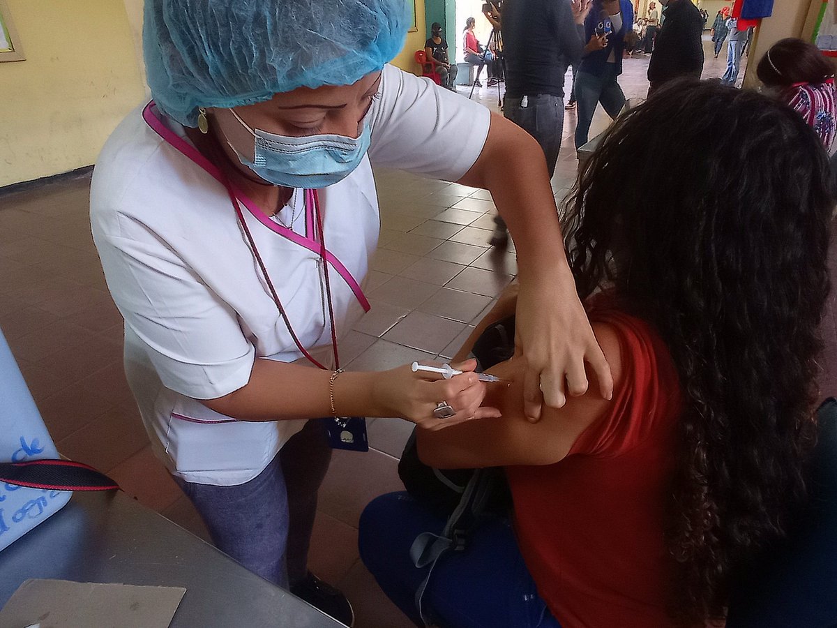 Con participación y confianza, el personal del @MPPEDUCACION de las pqa. Sta. Rosalía, El Valle, Coche y San Pedro, reciben la 2ª dosis de la vacuna #Sinopharm contra la #COVID19 gracias a las alianzas con la República Popular de China para combatir el virus.

#CuidémonosDelVirus