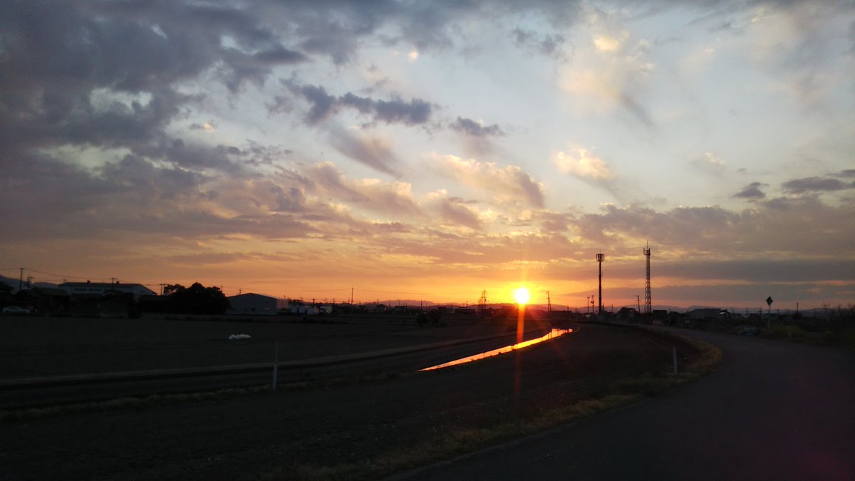 mi_mi1122's tweet photo. 今日の空…
#写真好きな人と繋がりたい 
#ファインダー越しの私の世界 
#空が好き
#雲が好き
#癒し 
#愛しい人を思いながら
#空と心は繋がっています 
#写真で伝える私の世界 https://t.co/kvTerTox4O