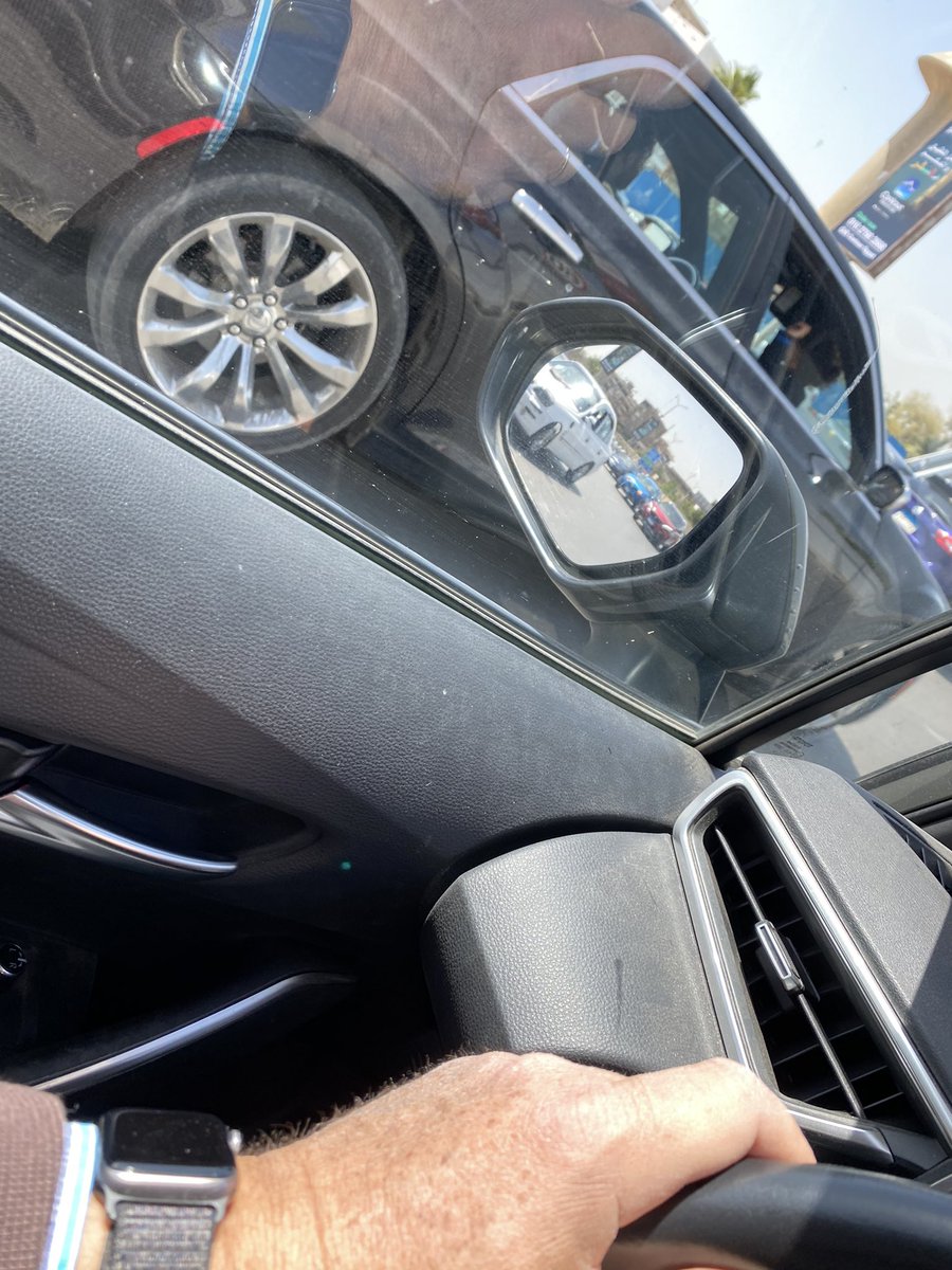 Hragy's tweet photo. شاب جمبي سايق سيارة امريكية حديثة، يحمل طفل عمره لا يتجاوز سنتين علي حجره، ويجلس بجواره طفلة عمرها حوالي ٤ سنين ساندة ضهرها علي تابلوه العربية، مش جنبي في طريق ا��سويس ، ودخل يمين معي في الماظة، ربنا يحمي العيال من جهل والدهم الذي يعرض اطفال جميلة لخطر الموت بايرباجز https://t.co/hw7fOxrA2c