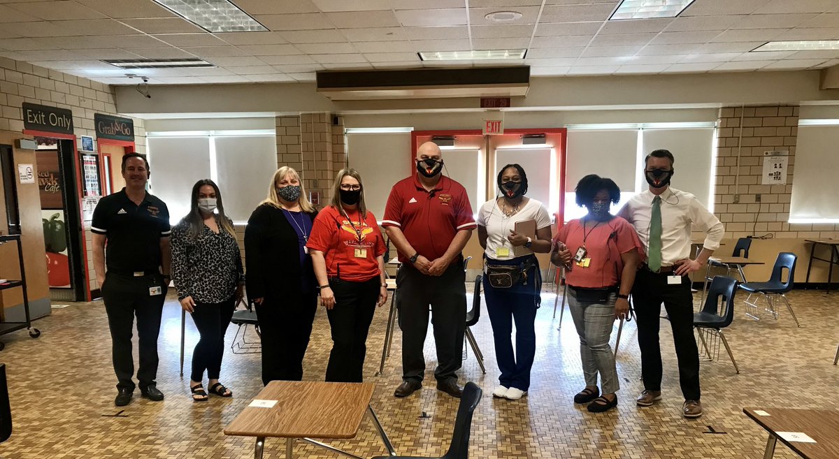 JCPSHighEA_AofL's tweet photo. Stopped by @Seneca_High for a lunch visit. ❤️@MrGuy_SenecaHS & his team are doing a great job greeting & feeding scholars while keeping it clean!
#LeadershipMatters #JCPSReturns @JCPSAsstSuptHS
@JCPSHighEA_2 @AcademiesofLou https://t.co/smMN7dVmMO