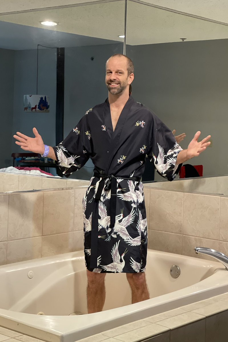 DSStocks13's tweet photo. This isn’t a vacation.. it’s a vacación.. and there IS a difference! #vacación #kimono #jacuzzi #InRoom #relax #earned #vacation https://t.co/S9jAe1b6wq