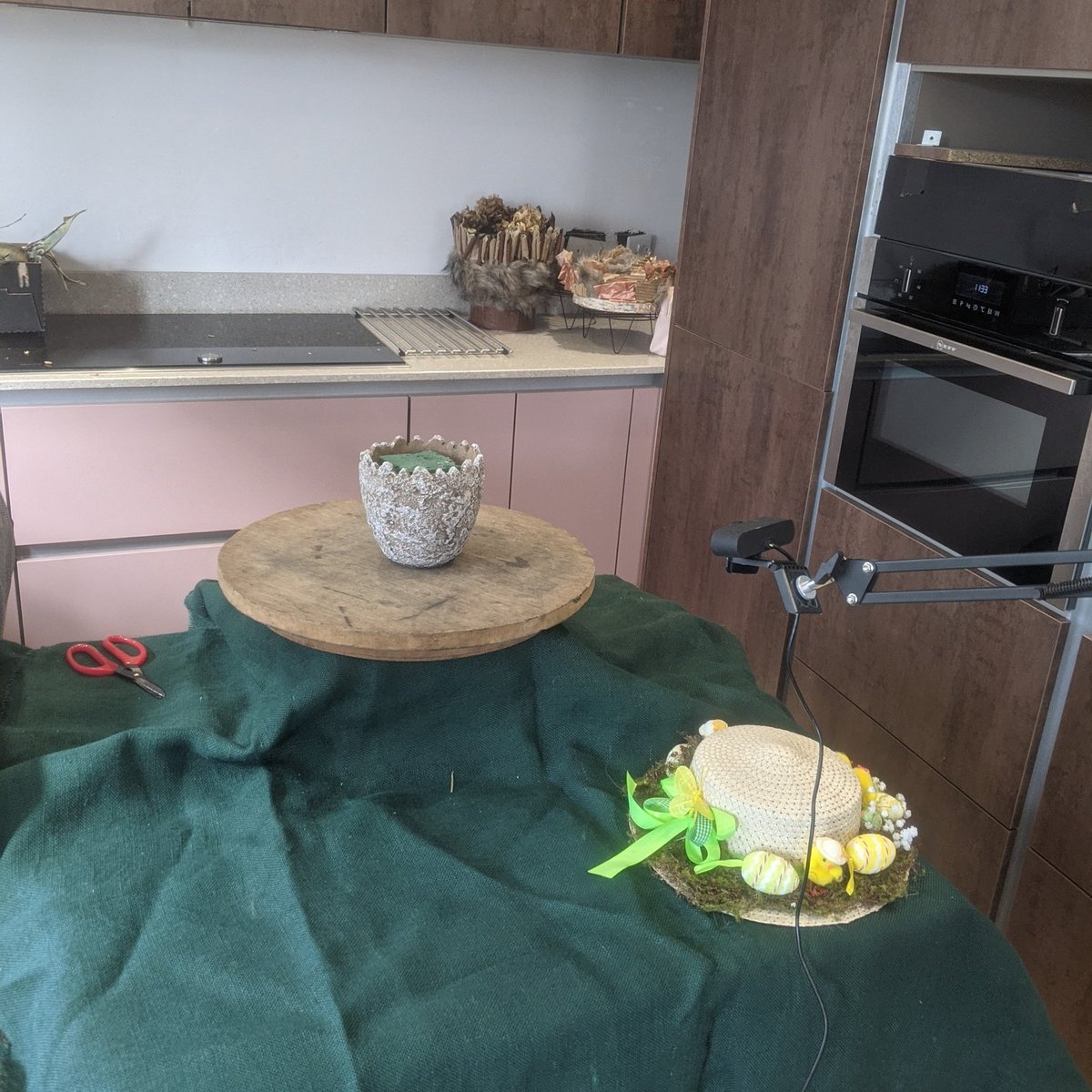 Due to the incompetence of both <a href="/xlncare/">XLN</a> and @OpenreachHelp tonight's floristry demonstration will be coming from my kitchen AT HOME!!! No internet or phone connection as planned and organised for 31st March. What a shower of shit!!!!!!