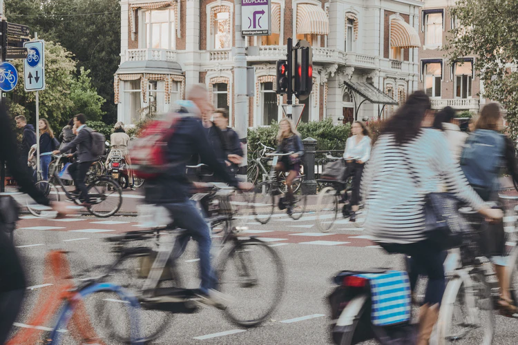 Mensen die #vrijwilligerswerk doen zijn gelukkiger (CBS): vrijwilligersaanzet.nl/2020/03/02/men… #vrijwilligerswerk #KenniscentrumVrijwilligers