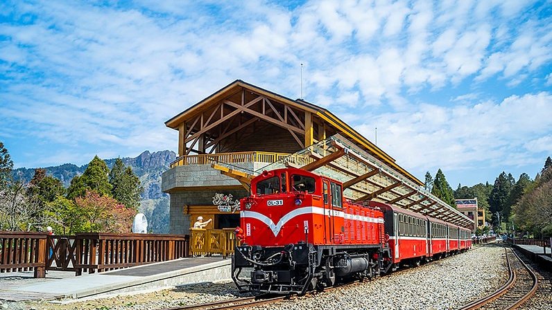 LabxSocial's tweet image. &quot;Life is a mountain. Your goal is to find your path, not to reach the top.&quot; - Maxime Lagacé👣

#tuesdayvibe #Taiwan #quote