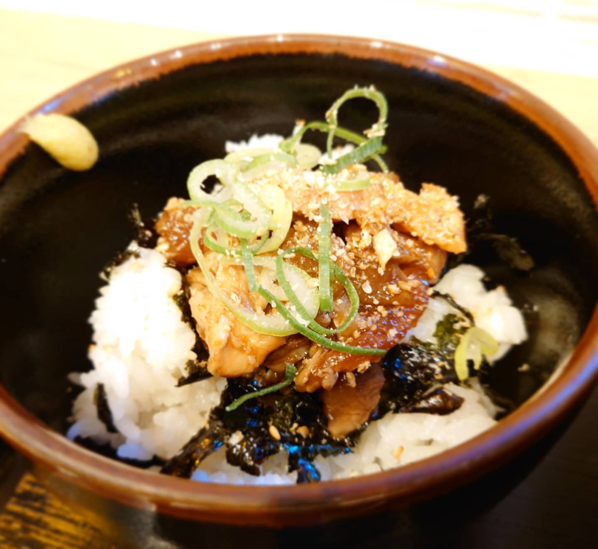 グルメ Local Senrioka 躍起に行ってきました 鶏ガラ出汁の豚骨ラーメン ももタタキ丼 ミニ あっさりしていてクリーミーなスープでとても美味しかったです ランチ グルメ 大阪 北摂 千里丘 大阪ランチ 北摂ランチ 千里丘 ランチ