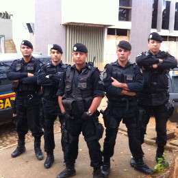 When Brazilian police feel like posing for Hip-Hop album covers