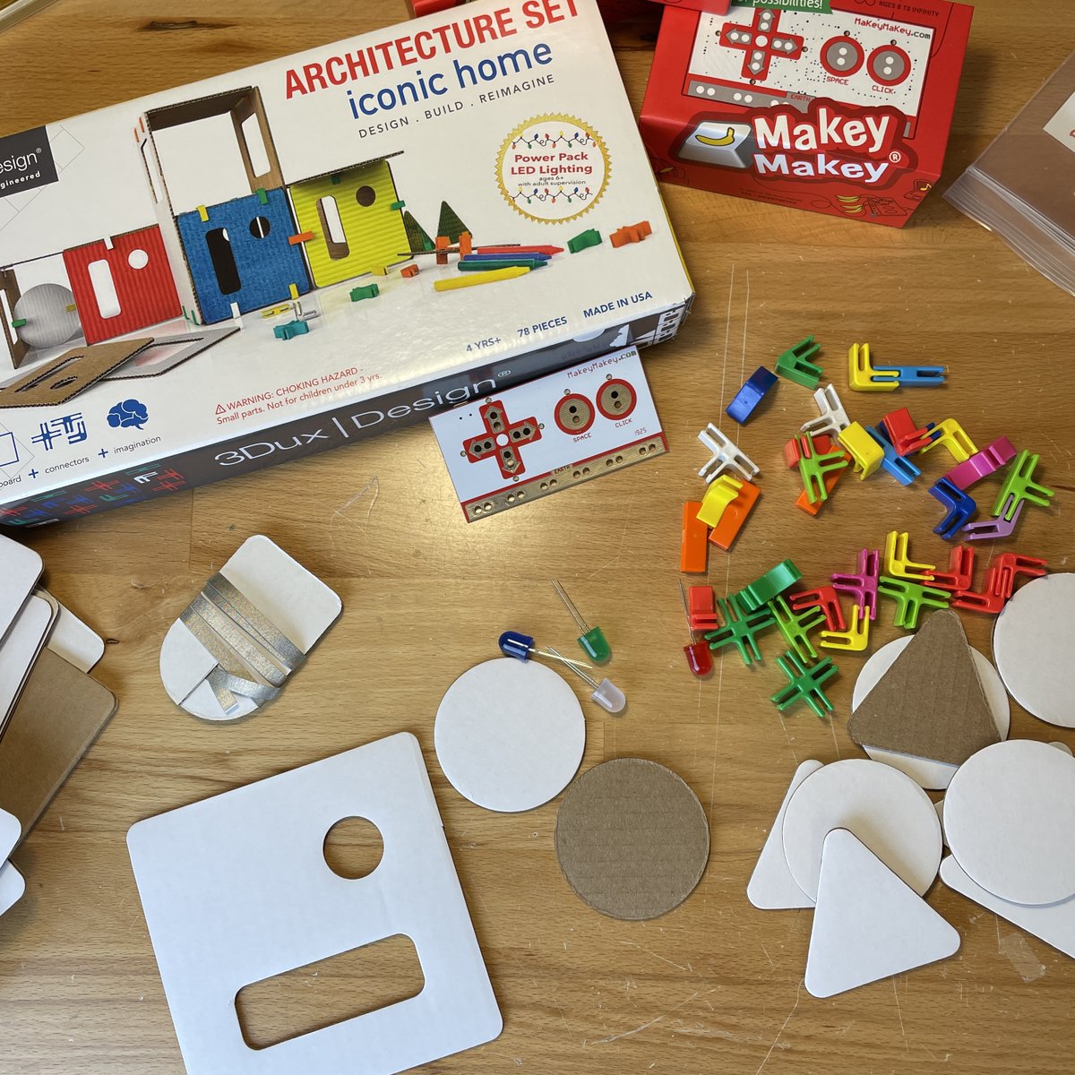 makeymakey's tweet photo. Dreaming about a #MakeyMakey mashup with 3dux Design Architecture Design Set! 

@3Duxdesign 

#STEMProjects #EleMaker #STEAM #Maker #Cardboard #Architecture https://t.co/LxGtKOAuOl