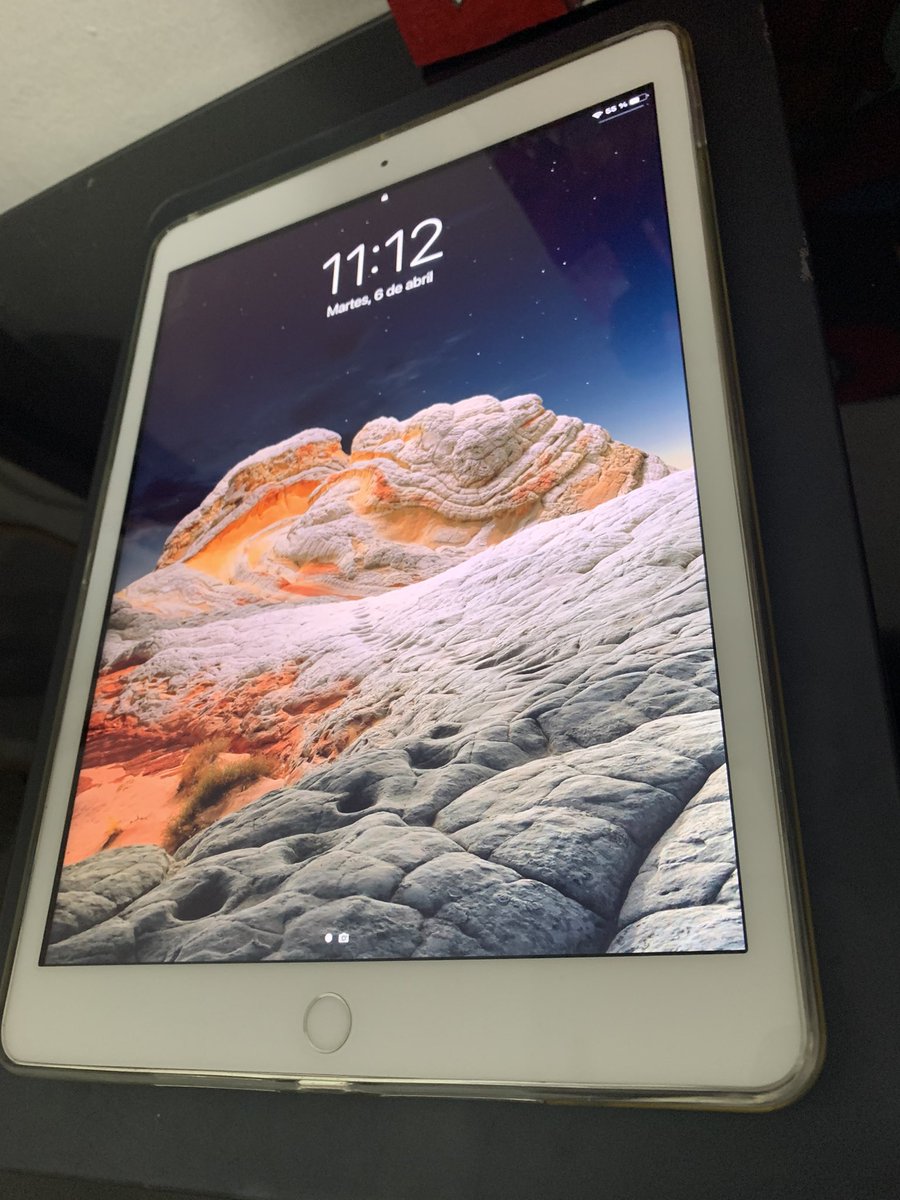 CarlosErnestico's tweet photo. En navidad me regalaron este iPad. Pero en verdad lo uso muy poco. Es de 128GB, 8va generación y tiene todos sus accesorios de paquete. Lo quiero vender y con ese dinero comprar tablets para estudiantes que pierden su año escolar. Me ayudan a difundir? Precio: $500 https://t.co/GfzqWNrxDZ