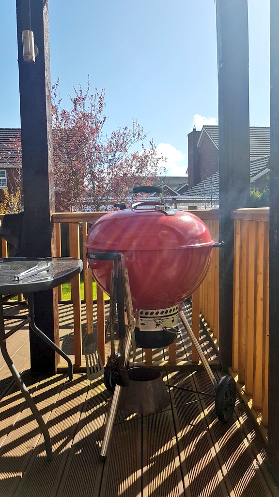 blokeinbelfast's tweet photo. Good day for a hotdog! Top taste from @BelfastBBQ &amp; @MeatMerchantMoi https://t.co/uN8VbDTI8W