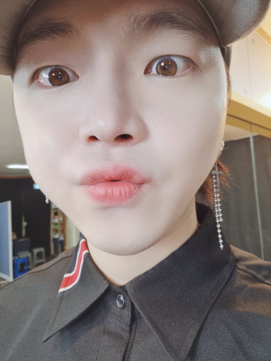 siu0519's tweet photo. 떼잉,, 틴트 번져써
헤헤☺ https://t.co/V3C4kEQIMt