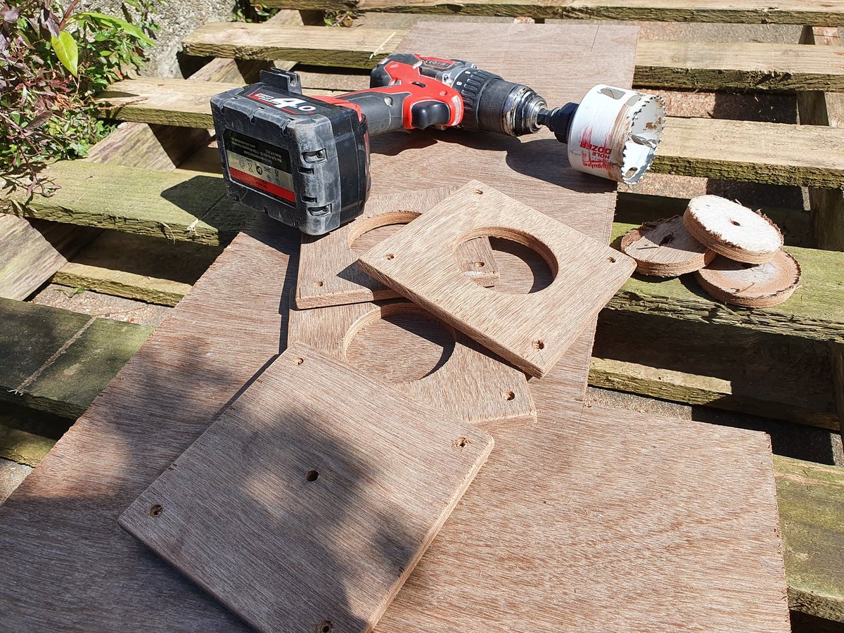 SmartrrElec's tweet image. Going the extra mile... When the ceiling&apos;s been massacred by the previous spot installer... make up some hardwoord ply support plates and paint them to match.
Looking neat with the @collingwoodLED H2 lite from @cefonline