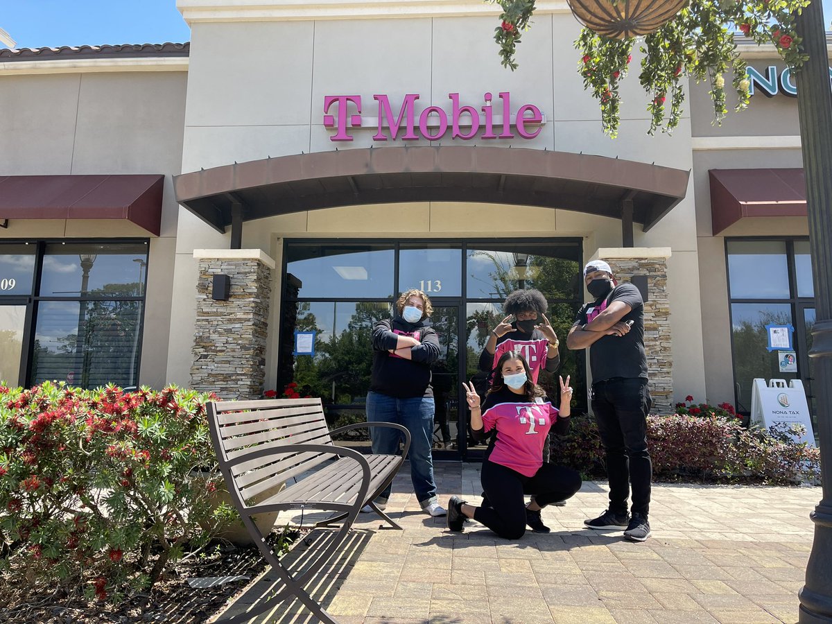 Busy morning with the Lake Nona team!  Had a chance to step outside on this beautiful day after helping our customers for a 📷 op #tmobile #uncarrier #oneteamonedream <a href="/Arch_Telecom/">Arch Telecom | Employee Owned</a> <a href="/TMobile/">T-Mobile</a> <a href="/darin_furillo/">Darin Furillo</a>