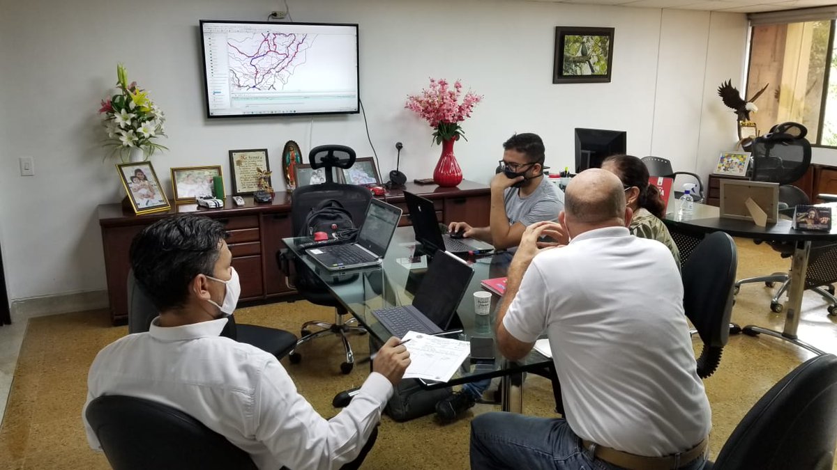 PodHuila's tweet photo. Adelantamos mesa de trabajo con la Secretaría de Vías para socializar y concertar la propuesta de movilidad del POD del Huila con el sistema y los proyectos viales que se están planeando desde el departamento. #podhuila #formulación #HuilaCrece https://t.co/NHbRSww2KE