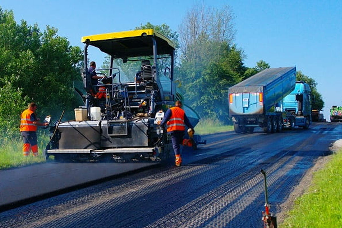 Виброплита укладка холодного асфальта. Демонтаж дорожного покрытия. Холодный асфальт. Технологии ремонта автомобильных дорог. Ямочный ремонт дорог.