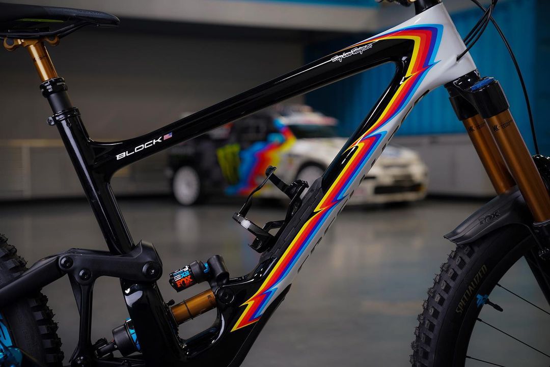 Bike Check: @kenblocks43’s Specialized Enduro 🚲✅ This bike is hand painted to match his 2020 livery and has a bunch of custom matching parts. The build features @ridefoxbike Float 38, Float X2, Transfer and custom colored carbon fiber wheels from @raceface604