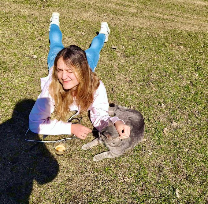 Hanging out to the Park with Leo🌱🐈&zwj;⬛ and coffee...☕️ Sorry for my closed eyes lol this is the only two