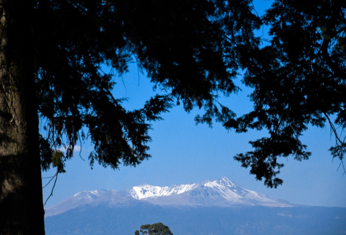 gabrielmena07's tweet image. Esta postal nos regala hoy el Nevado de Toluca, visto desde @Probosque_. 
La cuarta montaña más grande de México, que alberga una de las zonas forestales más importantes del Valle de Toluca.🌲🌲🌲
También se le nombra "Xinantécatl" que en Náhuatl significa: Señor Desnudo.🗻
