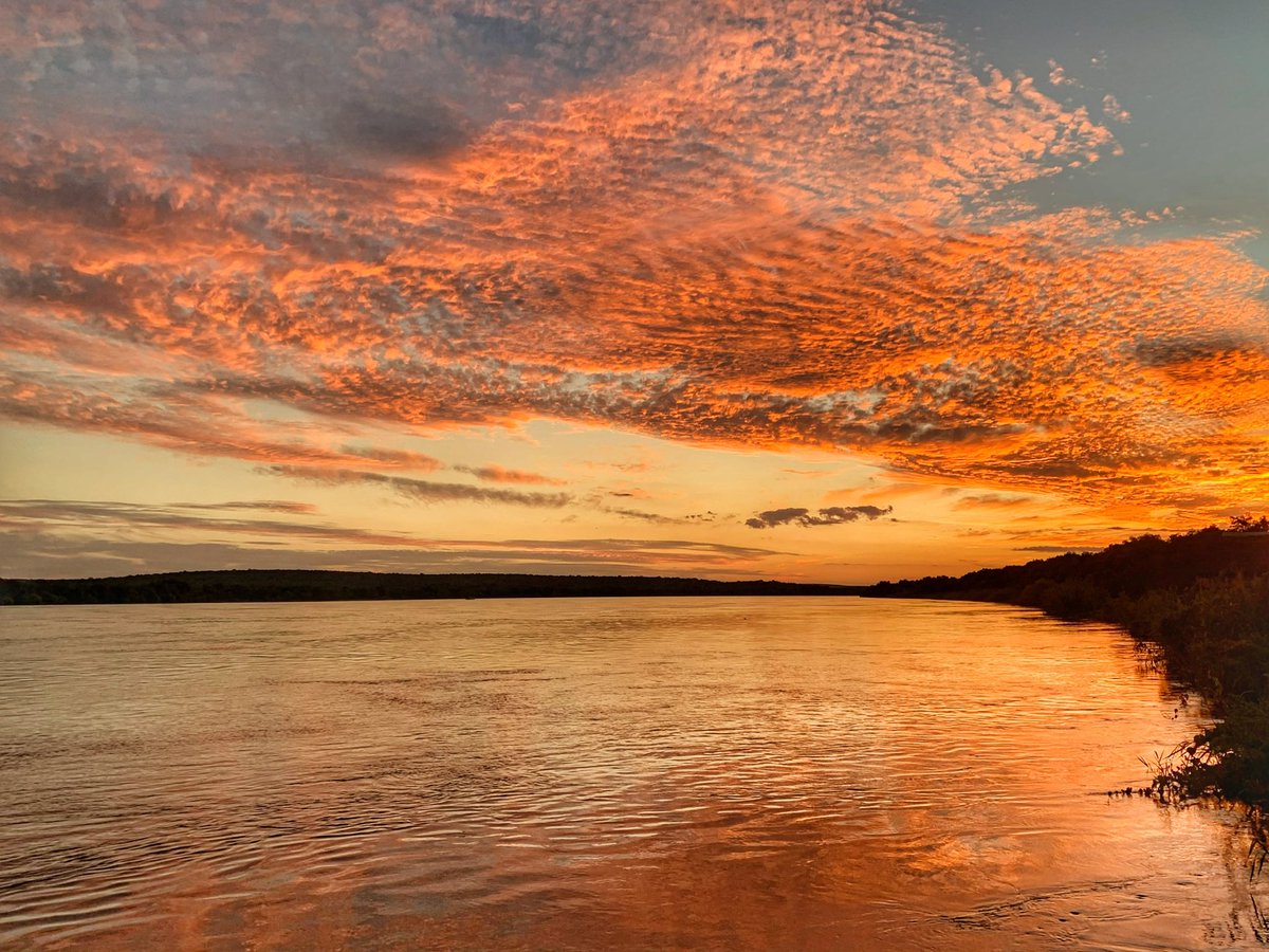 “Look at the stars
Look how they shine for you
And everything you do
Yeah, they were all yellow...”
💛🧡💛

Zambezi night delights as the sunset’s glow turns into stars as far as the eye can see 🎶 beside the River Lodge jetty 💫

#royalchundu <a href="/RelaisChateaux/">Relais & Châteaux</a> #zambia #zambezi