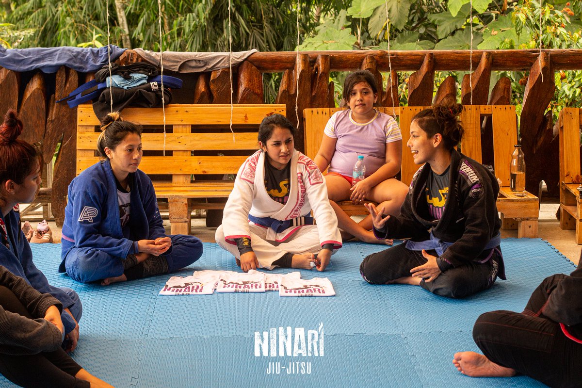 amavillavi's tweet photo. Compartir el poder de esta hermosa tribu de guerreras es uno de mis proyectos favoritos 💜🍀 Gracias #Ninari por tantas aventuras y por mostrarme la importancia de la educación y las artes Marciales en la vida de mujeres y niñas. #setupropiaheroina #NinariBjj #JiujitsuParaMujeres https://t.co/441m157MSF
