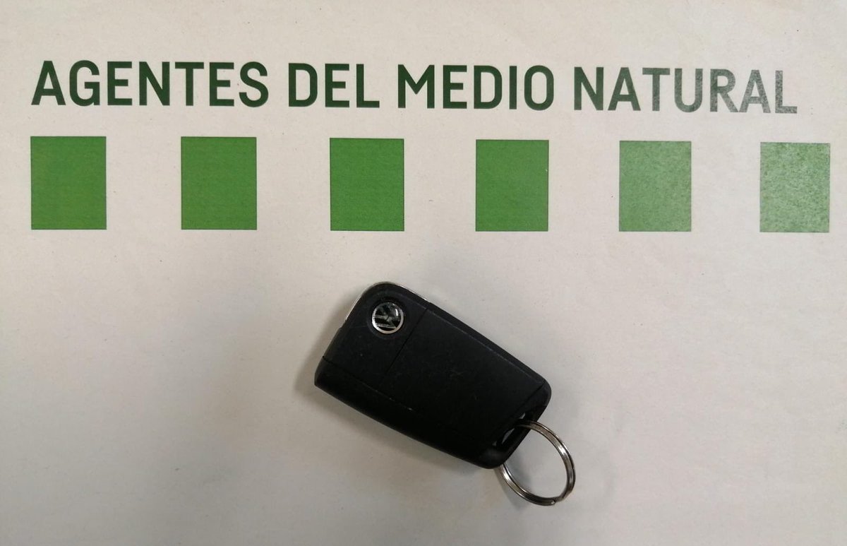 🔑 Una patrulla de control y vigilancia <a href="/UMEN_SC/">Unidad Medio Natural</a> encuentra en #PlayaZapata <a href="/DistritoAnaga/">Distrito Anaga</a> estas llaves pertenecientes a un vehículo de la marca Volkswagen.

Se remiten a #ObjetosPerdidos <a href="/PoliciaLocalSC/">Policía Local SC Tenerife</a> 

📲 Comparte y ayuda a su propietari@ a recuperalas 👍🏻

<a href="/santacruz_ayto/">Ayuntamiento de Santa Cruz de Tenerife</a>